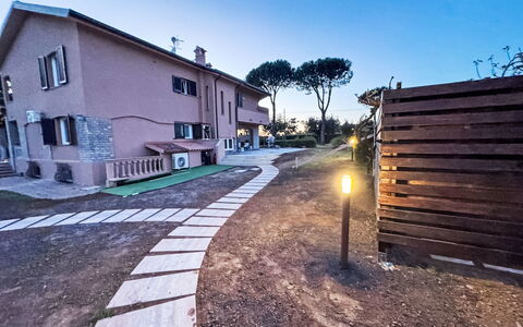 Rose Adriano Home: Appartement, Recours, Chaise, Ombre, Balcon, Table Cuisine Et Salle A Manger, Restaurant, Eco Hôtel, Hôtel