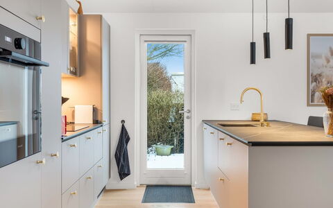 Algut - 80M from the Sea: Sol, Bois, Comptoir, Design Intérieur, Sol, Cuisine, Meubles, Domicile, Cabinetry, Appareil De Cuisine