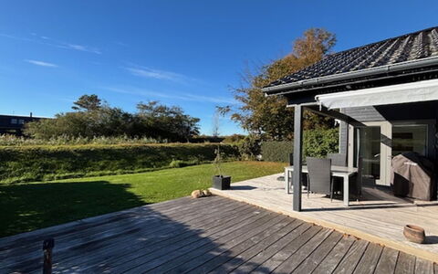 Algut - 80M from the Sea: Toit, Domicile, Chalet, Ombre, Porche, Plate-Forme, Jardin, Biens, Dur, Siding