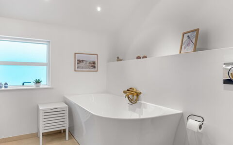 Algut - 80M from the Sea: Baignoire, Design Intérieur, Sol, Luminaire Plomberie, Sol, Plafond, Salle De Bains, Domicile, Éclairage, Plomberie