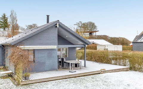 Algut - 80M from the Sea: Toit, Maison, Domicile, Chalet, Siding, Biens, Batiments Jardin, Ferme, Cour, Porche