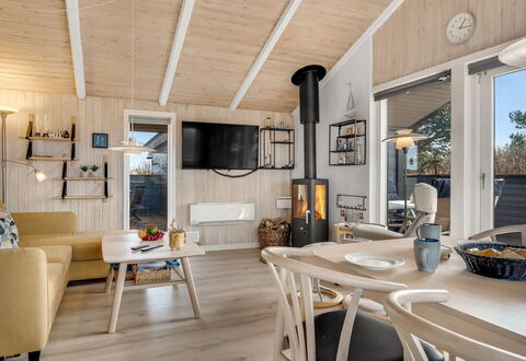 Severina - 900M from the Sea: Bois, Domicile, Meubles, Plafond, Dur, Parquet, Chalet, Tache De Bois, Salon, Chaise