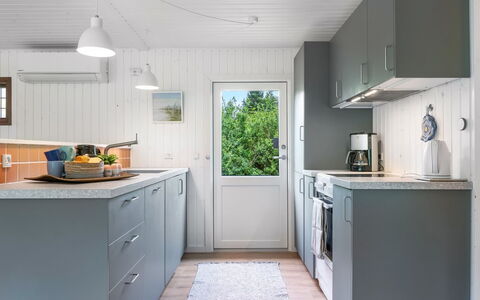 Severine - 1Km to the Fjord: Cuisine, Sol, Bois, Appareil De Cuisine, Principaux Appliance, Comptoir, Design Intérieur, Sol, Cabinetry, Meubles