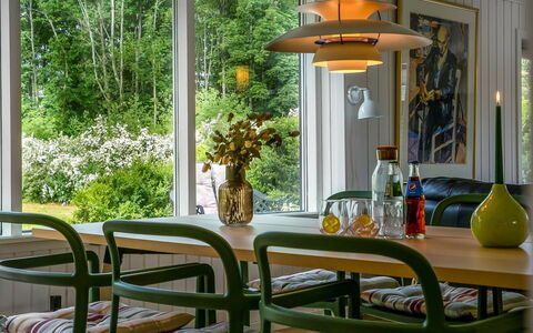 Severine - 1Km to the Fjord: Meubles, Bois, Chaise, Design Intérieur, Table Cuisine Et Salle A Manger, Luminaire, Tache De Bois, Plafond, Salle À Manger, Matériau Naturel