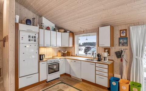 Gebko - 750M from the Sea: Bois, Cuisine, Principaux Appliance, Plafond, Appareil De Cuisine, Comptoir, Meubles, Design Intérieur, Pièce, Sol