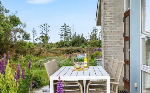 Gebko - 750M from the Sea: Fleur, Arbuste, Meubles, Chaise, Jardin, Mobilier De Jardin, Cour, Aménagement Paysager, Patio