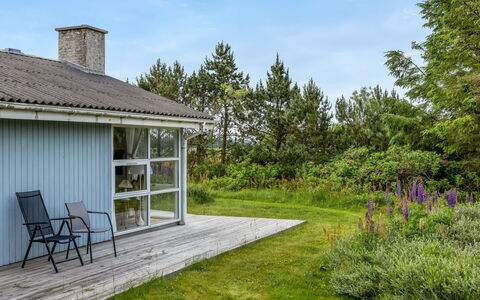 Gebko - 750M from the Sea: Herbe, Arbuste, Chalet, Lot Terre, Domicile, Communauté Des Plantes, Couverture De Sol, Jardin, Biens, Arrière-Cour