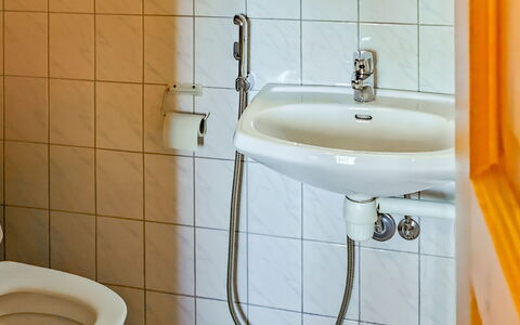 Sinikello: Salle De Bains, Lavabo, Luminaire Plomberie, Évier, Robinet, Plomberie, Design Intérieur, Sol, Sol, Toilette