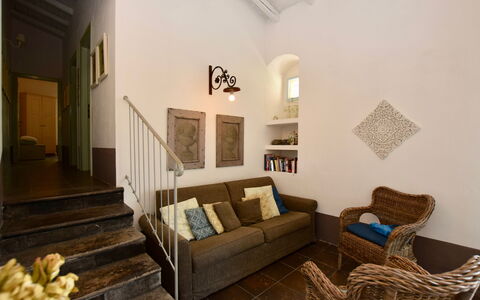 Villa Fontanazza: Meubles, Design Intérieur, Sol, Mur, Sol, Bois, Plafond, Canapé, Pièce, Éclairage