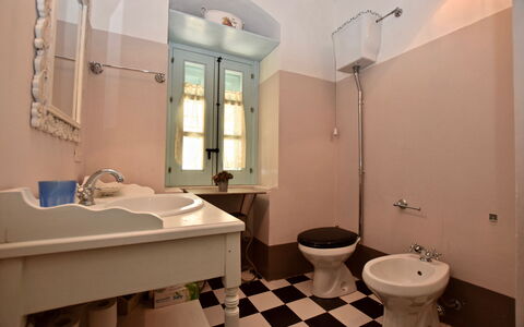 Villa Fontanazza: Luminaire Plomberie, Lavabo, Sol, Sol, Design Intérieur, Évier, Salle De Bains, Siège De Toilette, Plafond, Plomberie