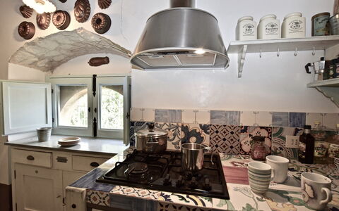Villa Fontanazza: Design Intérieur, Cuisine, Sol, Bois, Meubles, Appareil De Cuisine, Plafond, Comptoir, Sol, Pièce