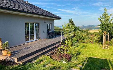 Hillside View: Maison, Arbuste, Domicile, Lot Terre, Jardin, Chalet, Couverture De Sol, Pente, Cour
