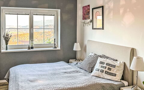 Hillside View: Lit, Literie, Chambre, Meubles, Design Intérieur, Drap De Lit, Linge, Sol, Sol, Pièce