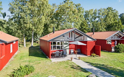 Eivi - 200M from the Sea: Maison, Domicile, Chalet, Biens, Pelouse, Cour, Ferme, Ombre, Cabanon, Batiments Jardin