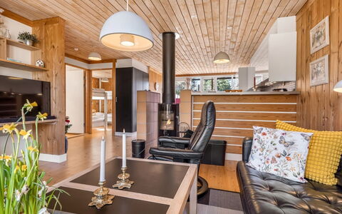 Eivi - 200M from the Sea: Design Intérieur, Meubles, Sol, Bois, Plafond, Sol, Canapé, Parquet, Salon, Pièce