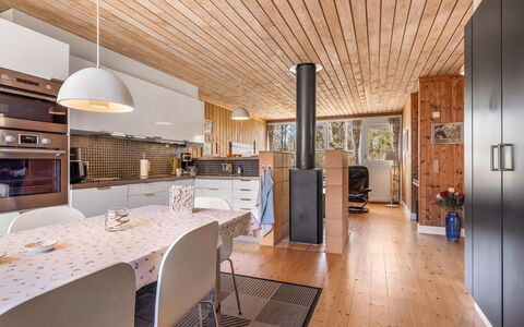 Eivi - 200M from the Sea: Design Intérieur, Bois, Sol, Plafond, Meubles, Luminaire, Sol, Parquet, Cuisine, Éclairage