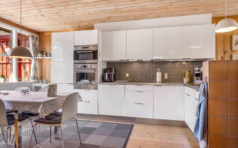 Eivi - 200M from the Sea: Cuisine, Appareil De Cuisine, Comptoir, Meubles, Design Intérieur, Sol, Cabinetry, Principaux Appliance, Bois, Plafond