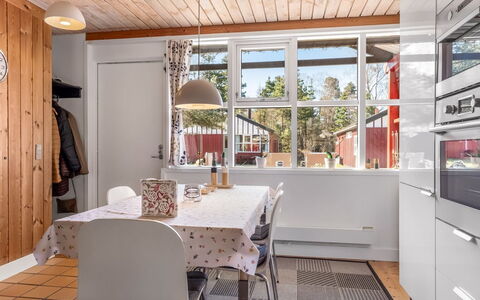 Eivi - 200M from the Sea: Design Intérieur, Sol, Cuisine, Meubles, Bois, Sol, Plafond, Comptoir, Cabinetry, Luminaire