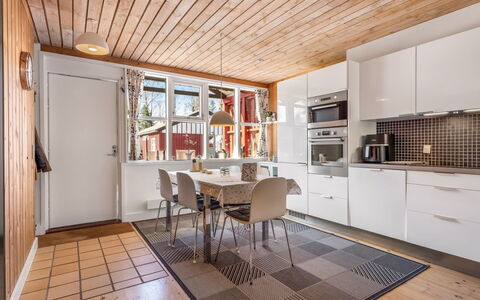 Eivi - 200M from the Sea: Sol, Design Intérieur, Meubles, Cuisine, Bois, Sol, Plafond, Comptoir, Parquet, Luminaire