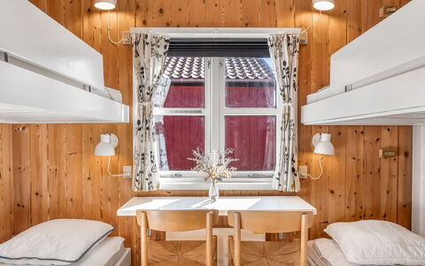 Eivi - 200M from the Sea: Lit Superposé, Bois, Chambre, Design Intérieur, Lit, Literie, Tache De Bois, Drap De Lit, Dortoir, Cadre De Lit