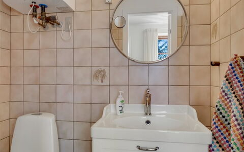 Fausta - 2Km from the Sea: Salle De Bains, Design Intérieur, Lavabo, Mur, Sol, Luminaire Plomberie, Sol, Évier, Robinet, Miroir