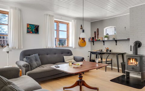 Fausta - 2Km from the Sea: Meubles, Design Intérieur, Sol, Mur, Bois, Sol, Salon, Canapé, Pièce, Éclairage