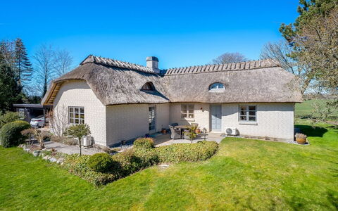 Fausta - 2Km from the Sea: Chalet, Toit, À Déchaumer, Ferme, Biens, Aménagement Paysager, Cour, Allée, Arrière-Cour