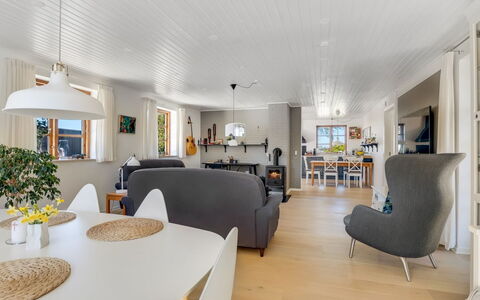 Fausta - 2Km from the Sea: Design Intérieur, Meubles, Sol, Bois, Plafond, Sol, Canapé, Salon, Domicile, Pièce