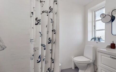 Fausta - 2Km from the Sea: Salle De Bains, Design Intérieur, Rideau De Douche, Luminaire Plomberie, Rideau, Plomberie, Toilette, Baignoire, Serviette