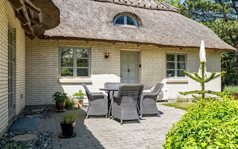 Fausta - 2Km from the Sea: Meubles, Bois, Design Intérieur, Sol, Sol, Chaise, Pièce, Plafond, Salon, Appartement