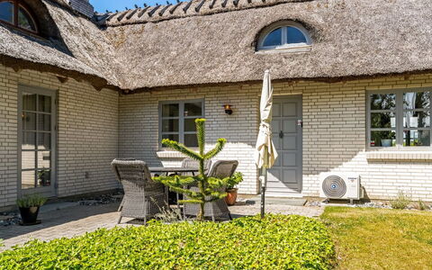 Fausta - 2Km from the Sea: Meubles, Bois, Design Intérieur, Sol, Sol, Chaise, Pièce, Plafond, Salon, Appartement