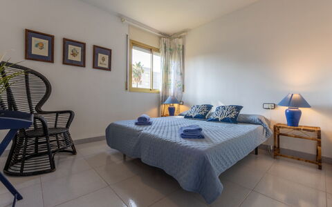 Cambrils Park B: Meubles, Design Intérieur, Lit, Chambre, Sol, Sol, Plafond, Drap De Lit, Pièce, Literie