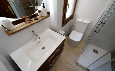 Rincón del Sol: Lavabo, Luminaire Plomberie, Salle De Bains, Sol, Évier, Armoire De Toilette, Sol, Design Intérieur, Robinet, Plomberie