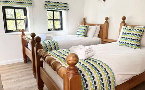 Shipload Cottage: Meubles, Bois, Chaise, Sol, Mer, Balcon, Clôture, Plate-Forme, Dur, Tache De Bois