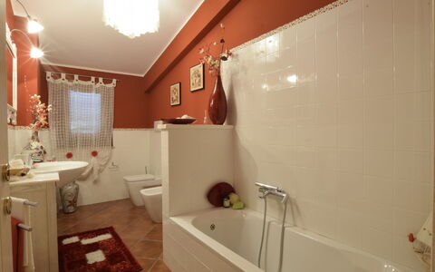 Villa Ina: Salle De Bains, Luminaire Plomberie, Design Intérieur, Sol, Baignoire, Sol, Robinet, Évier, Lavabo, Plomberie
