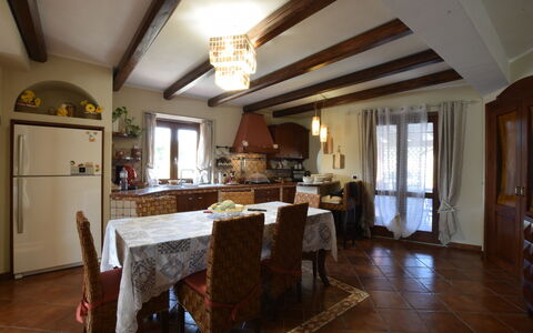 Villa Ina: Meubles, Design Intérieur, Sol, Bois, Chaise, Table, Plafond, Table Cuisine Et Salle A Manger, Luminaire, Salle À Manger