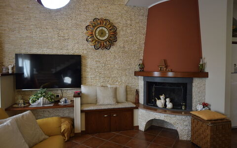 Villa Ina: Meubles, Design Intérieur, Mur, Bois, Sol, Pièce, Éclairage, Salon, Sol, Domicile