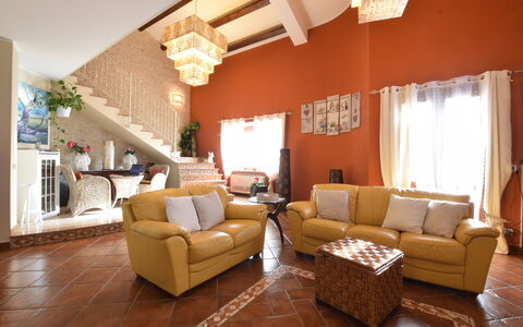 Villa Ina: Meubles, Design Intérieur, Mur, Sol, Canapé, Sol, Plafond, Bois, Salon, Pièce