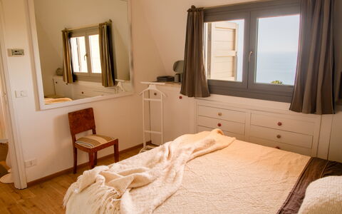 Villa Sole - Exclusive Villa al Conero con Piscina: Meubles, Lit, Chambre, Design Intérieur, Bois, Drap De Lit, Literie, Sol, Pièce, Sol