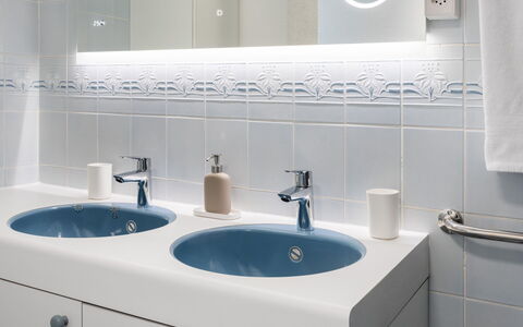 Apartment Troja: Lavabo, Évier, Luminaire Plomberie, Salle De Bains, Robinet, Plomberie, Design Intérieur, Porcelaine, Céramique, Tuile