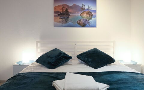 Apartment Goldey: Meubles, Chambre, Linge, Drap De Lit, Literie, Design Intérieur, Lit, Pièce, Éclairage, Sol