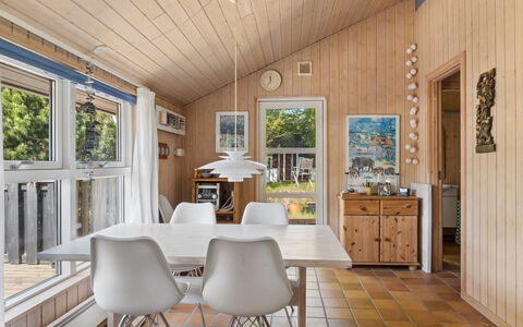 Euphemia - 200M from the Sea: Design Intérieur, Sol, Bois, Meubles, Plafond, Sol, Table Cuisine Et Salle A Manger, Luminaire, Parquet, Salle À Manger