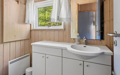 Euphemia - 200M from the Sea: Luminaire Plomberie, Lavabo, Évier, Bois, Sol, Design Intérieur, Sol, Robinet, Salle De Bains, Armoire De Toilette