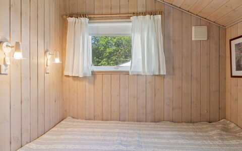 Euphemia - 200M from the Sea: Bois, Sol, Sol, Design Intérieur, Chambre, Plafond, Pièce, Lit, Linge, Meubles