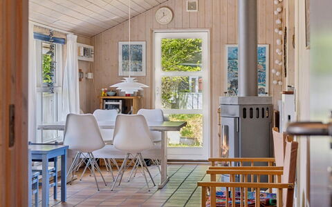 Euphemia - 200M from the Sea: Meubles, Bois, Design Intérieur, Sol, Sol, Chaise, Pièce, Table, Plafond, Salon
