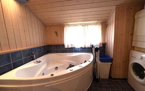 Euphemia - 200M from the Sea: Luminaire Plomberie, Sol, Sol, Bois, Baignoire, Design Intérieur, Pièce, Plomberie, Plafond, Salle De Bains