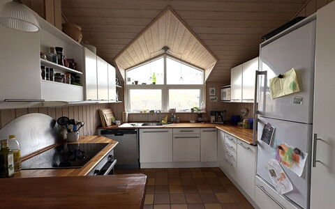 Euphemia - 200M from the Sea: Cuisine, Meubles, Comptoir, Design Intérieur, Sol, Cabinetry, Bois, Plafond, Appareil De Cuisine, Principaux Appliance