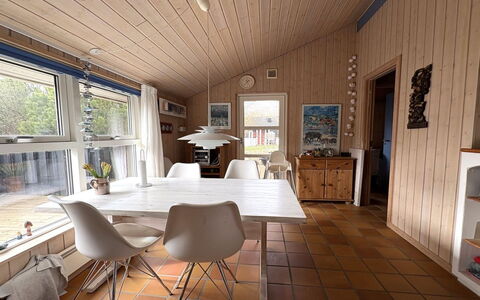 Euphemia - 200M from the Sea: Meubles, Design Intérieur, Sol, Sol, Bois, Plafond, Table Cuisine Et Salle A Manger, Chaise, Table, Luminaire