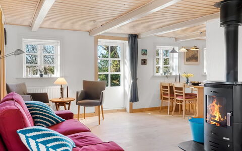 Farah - 2Km to the Fjord: Meubles, Bois, Sol, Design Intérieur, Sol, Table, Salon, Chaise, Pièce, Parquet