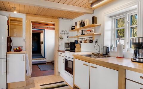 Farah - 2Km to the Fjord: Cuisine, Meubles, Comptoir, Appareil De Cuisine, Sol, Design Intérieur, Bois, Cabinetry, Principaux Appliance, Plafond